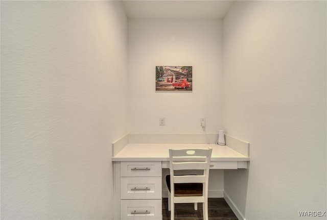 office area featuring dark wood-style flooring, built in study area, and baseboards