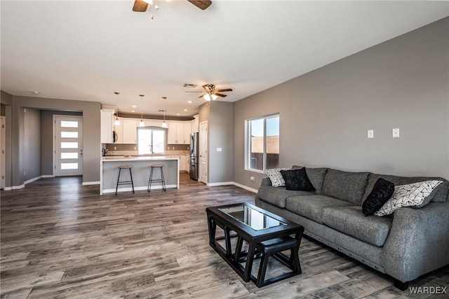 living area featuring dark wood-style flooring, recessed lighting, a ceiling fan, and baseboards