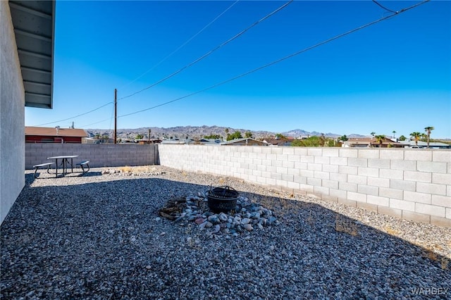 view of yard featuring a fenced backyard and a mountain view