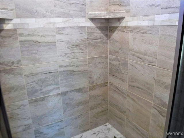 bathroom featuring a tile shower