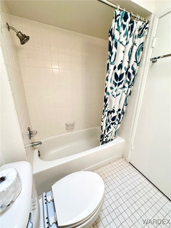 full bath featuring toilet and shower / bathtub combination with curtain