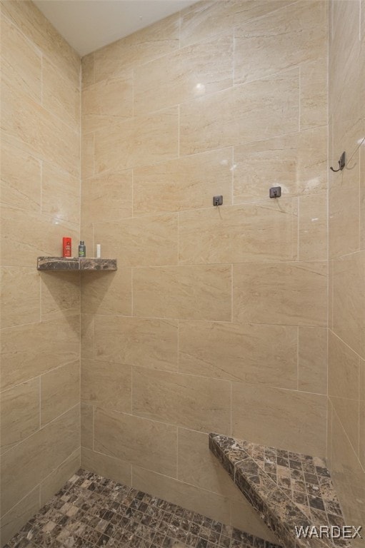 bathroom featuring tiled shower