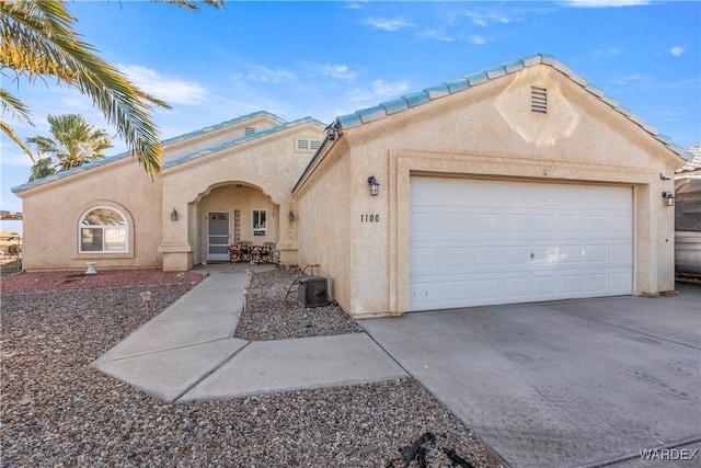 view of front facade featuring stucco siding, a garage, and concrete driveway