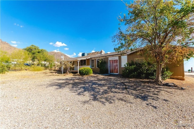 single story home featuring a mountain view