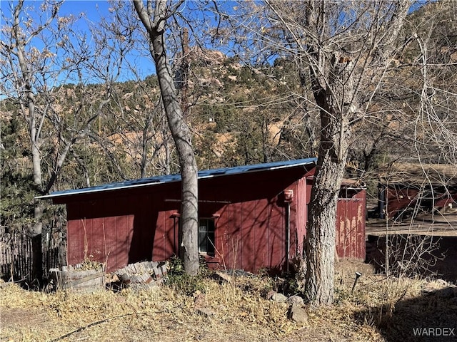 view of outdoor structure featuring an outbuilding