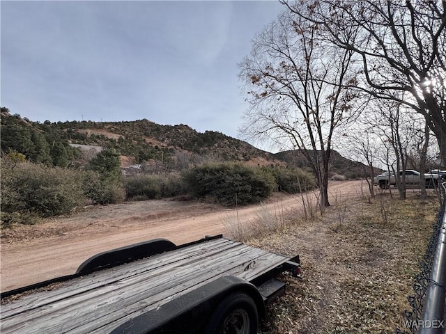 view of yard with a mountain view