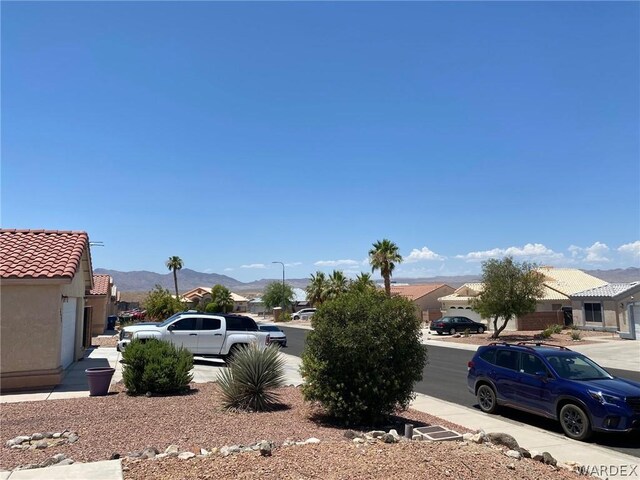 view of yard with a residential view and a mountain view