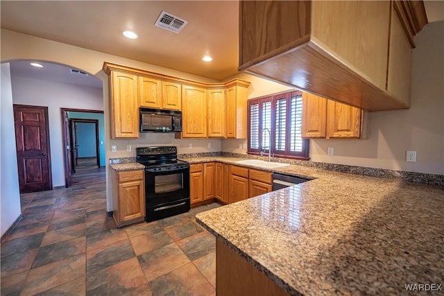 kitchen featuring visible vents, arched walkways, black appliances, a sink, and recessed lighting