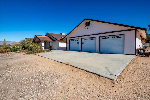 view of front of home featuring a detached garage