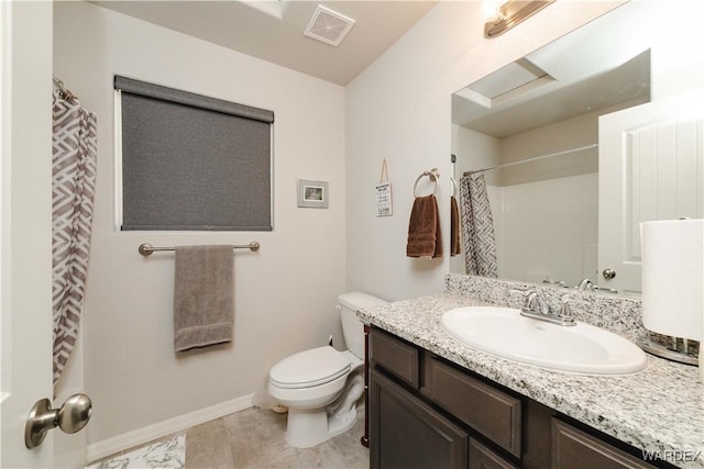 full bathroom featuring visible vents, vanity, toilet, baseboards, and a shower with curtain