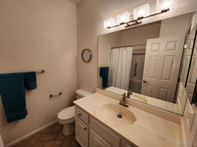 full bathroom with baseboards, a textured wall, toilet, a shower with curtain, and vanity