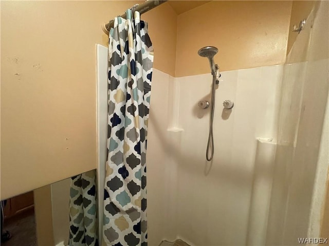 full bathroom with curtained shower