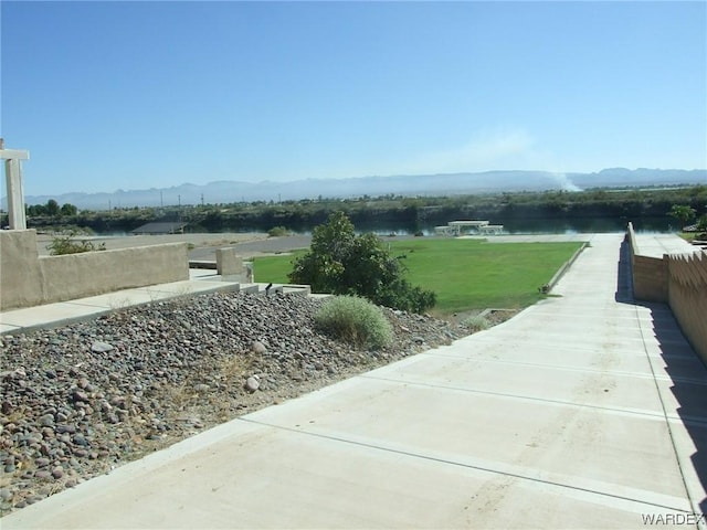 view of grassy yard featuring a mountain view