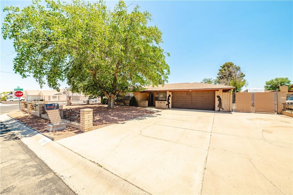 1090 Cholla Cir, Kingman, AZ 86409 - view of front of home featuring a gate, driveway, and a garage