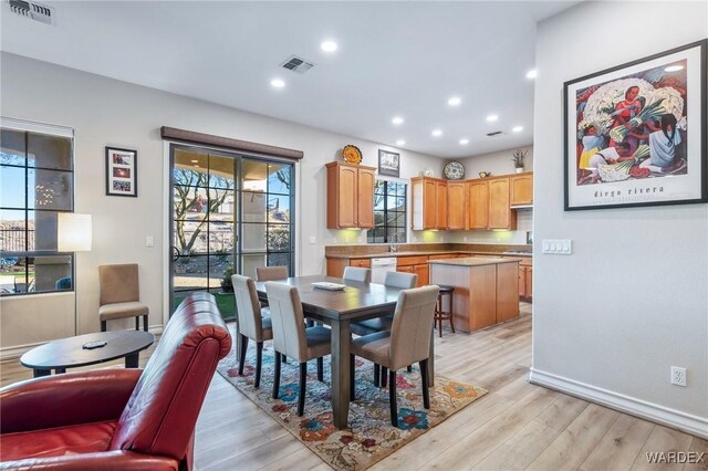 dining space featuring baseboards, light wood-type flooring, visible vents, and recessed lighting