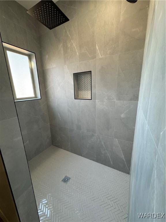 bathroom featuring tiled shower