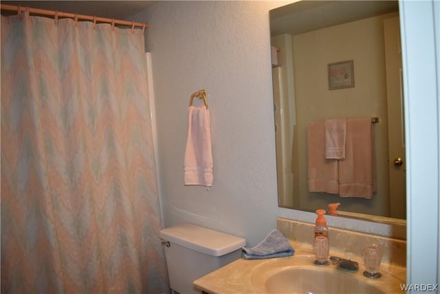 full bathroom with curtained shower and toilet