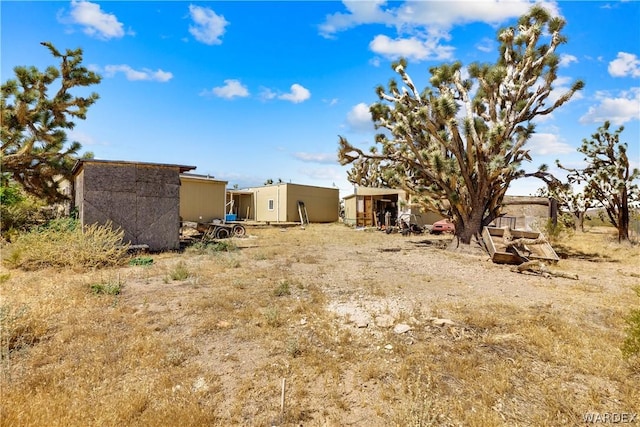 view of yard with an outbuilding