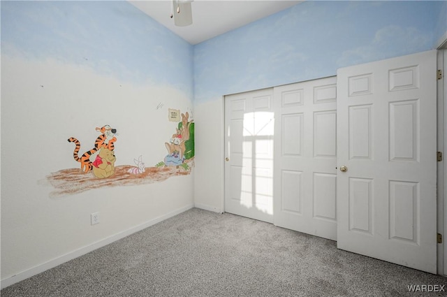 foyer with carpet, baseboards, and a ceiling fan