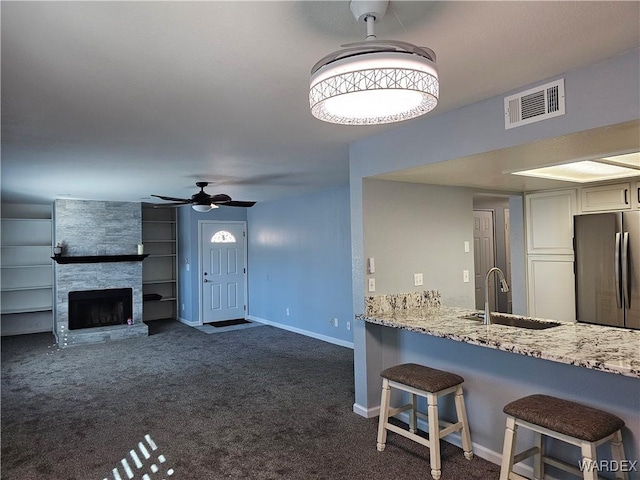 1800 Clubhouse Dr Unit 89, Bullhead City, AZ 86442 - kitchen featuring dark colored carpet, freestanding refrigerator, visible vents, ceiling fan, and a sink