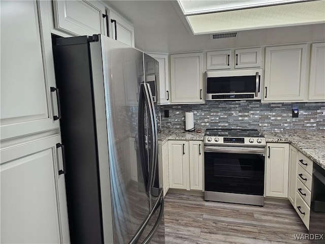 1800 Clubhouse Dr Unit 89, Bullhead City, AZ 86442 - kitchen featuring tasteful backsplash, visible vents, white cabinets, and stainless steel appliances