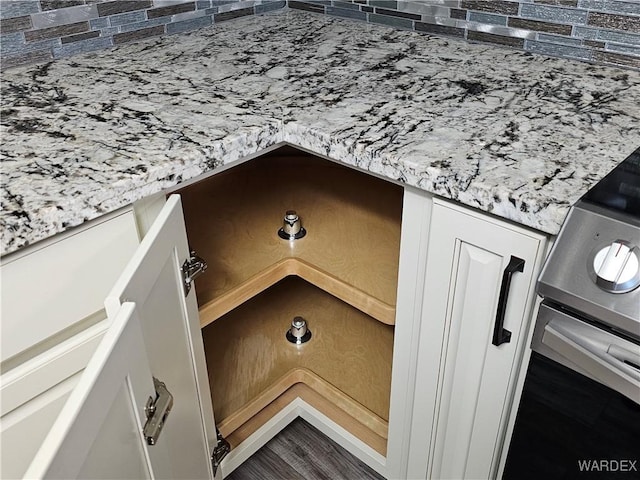 1800 Clubhouse Dr Unit 89, Bullhead City, AZ 86442 - room details with decorative backsplash and stainless steel range with electric cooktop