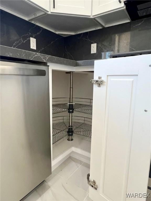 bathroom featuring tasteful backsplash