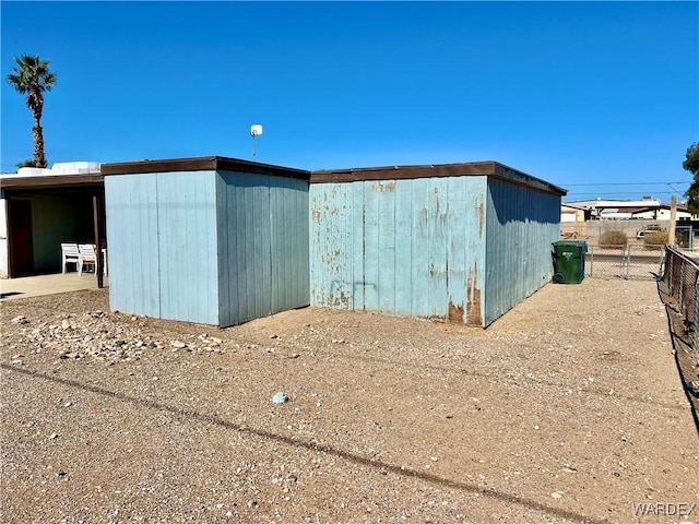 view of outdoor structure with fence and an outdoor structure