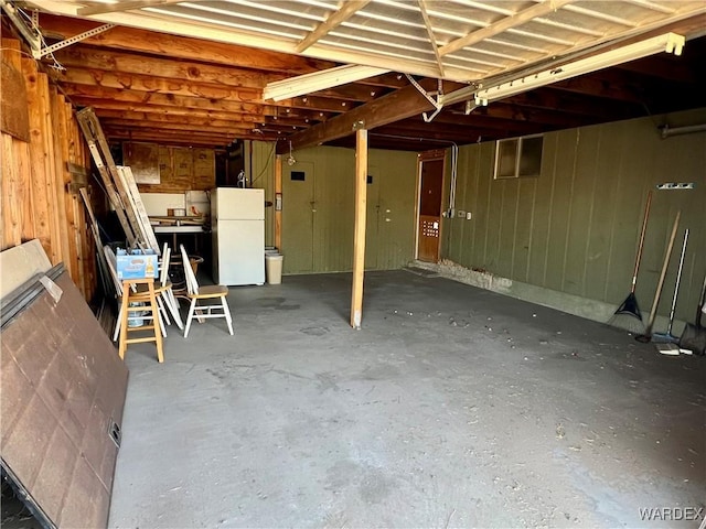 garage featuring freestanding refrigerator