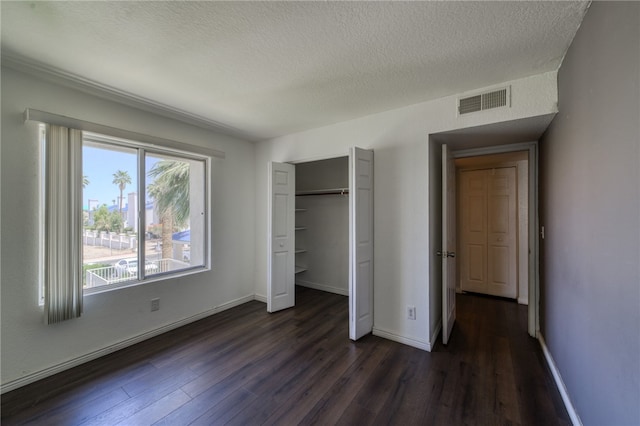 1800 Clubhouse Dr Unit H70, Bullhead City, AZ 86442 - unfurnished bedroom with dark wood-style flooring, a closet, a textured ceiling, and baseboards