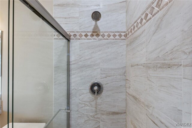 full bathroom featuring tiled shower