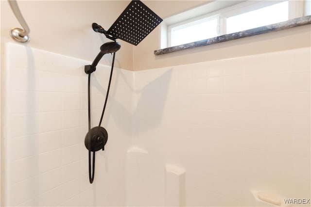 details featuring tiled shower