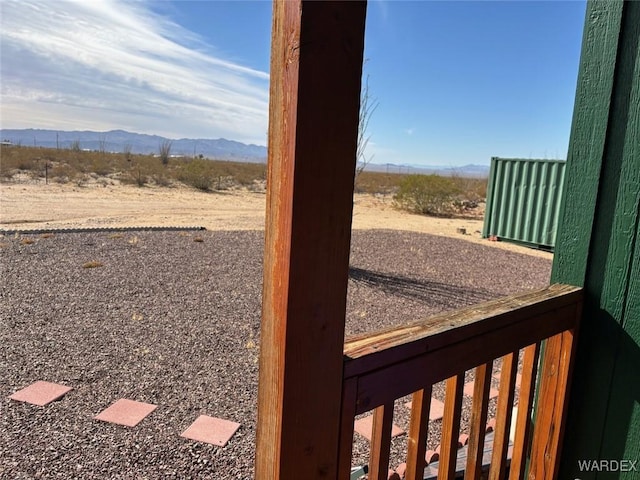 view of yard featuring a mountain view