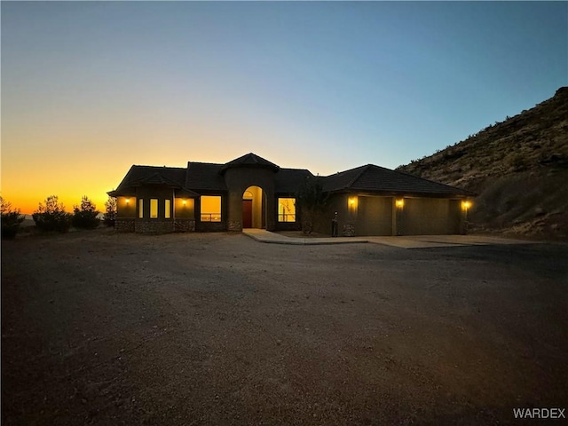 view of front facade featuring driveway and an attached garage