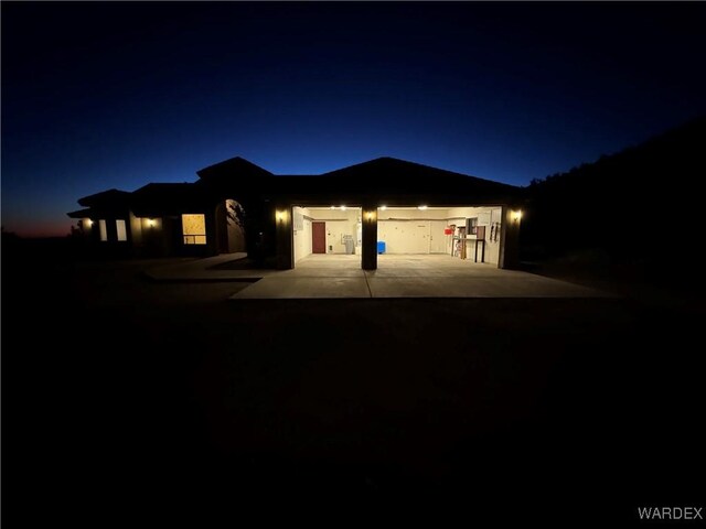 ranch-style house featuring driveway