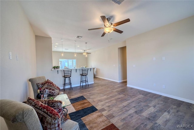 living area with baseboards, visible vents, ceiling fan, wood finished floors, and recessed lighting