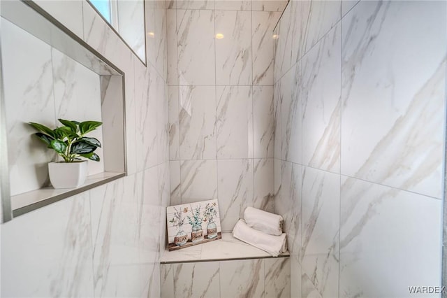 full bathroom featuring a tile shower