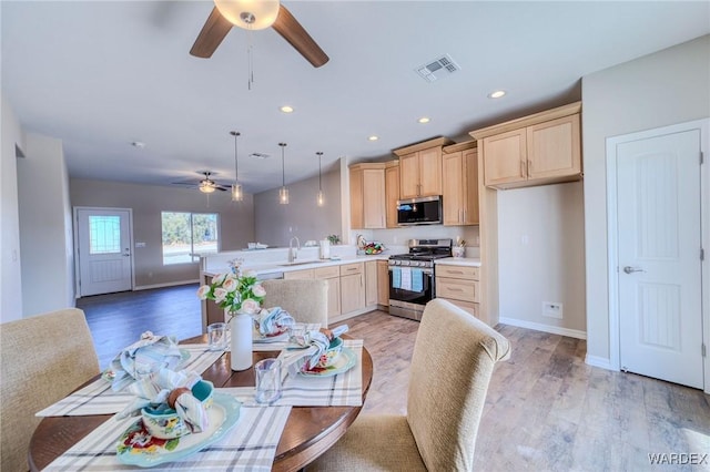 dining room featuring light wood-style floors, recessed lighting, visible vents, and baseboards