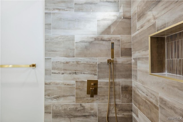 full bath featuring tiled shower