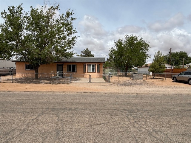 view of front of house featuring a fenced front yard