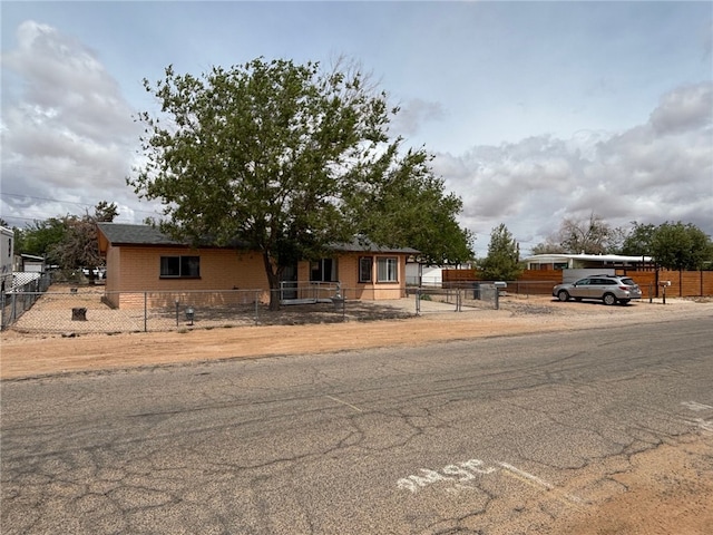 view of front of house featuring a fenced front yard