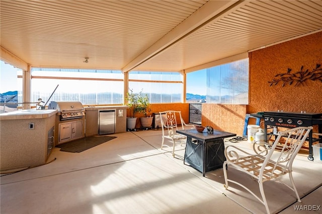 view of patio with an outdoor kitchen and grilling area