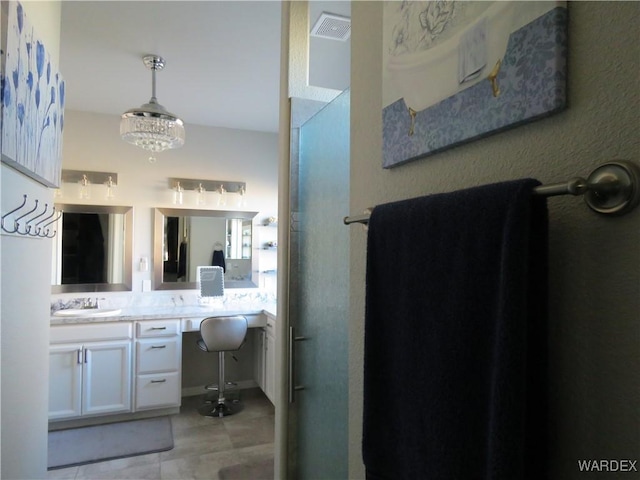 full bath featuring visible vents, a notable chandelier, and vanity