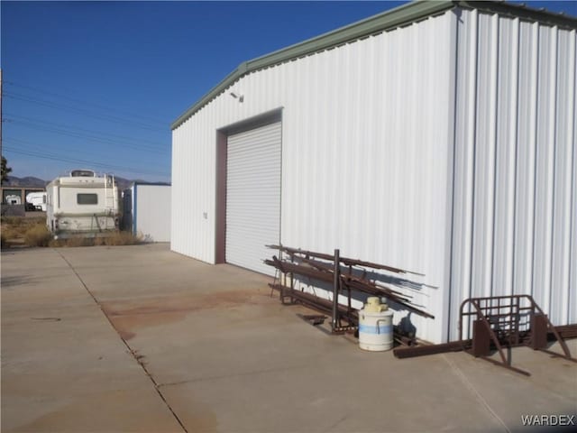 view of outdoor structure featuring an outbuilding