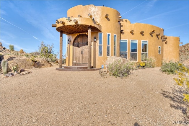 view of front facade featuring stucco siding