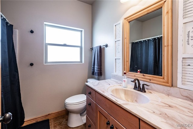 full bathroom featuring tile patterned flooring, toilet, vanity, baseboards, and curtained shower