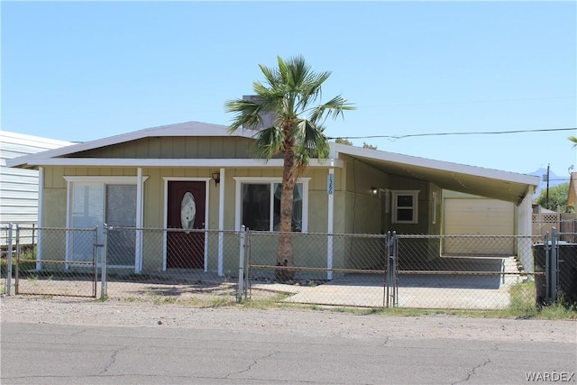 view of front of house featuring a fenced front yard