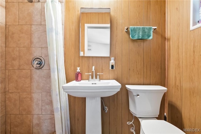 full bath featuring a shower with shower curtain and toilet