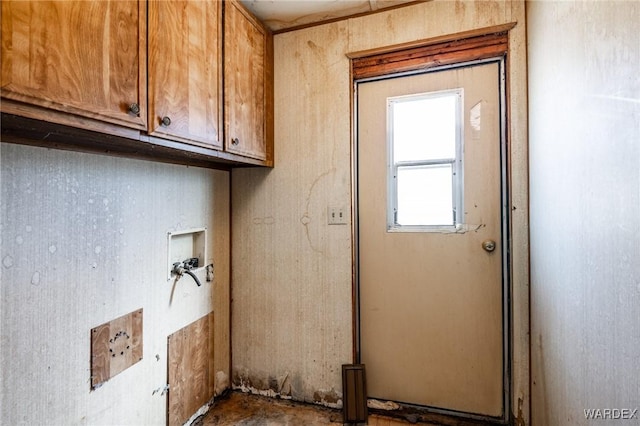 laundry area featuring cabinet space and washer hookup