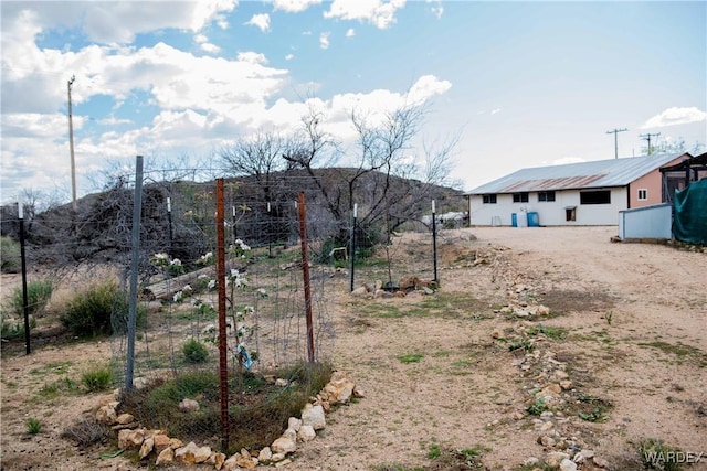 view of yard featuring a pole building